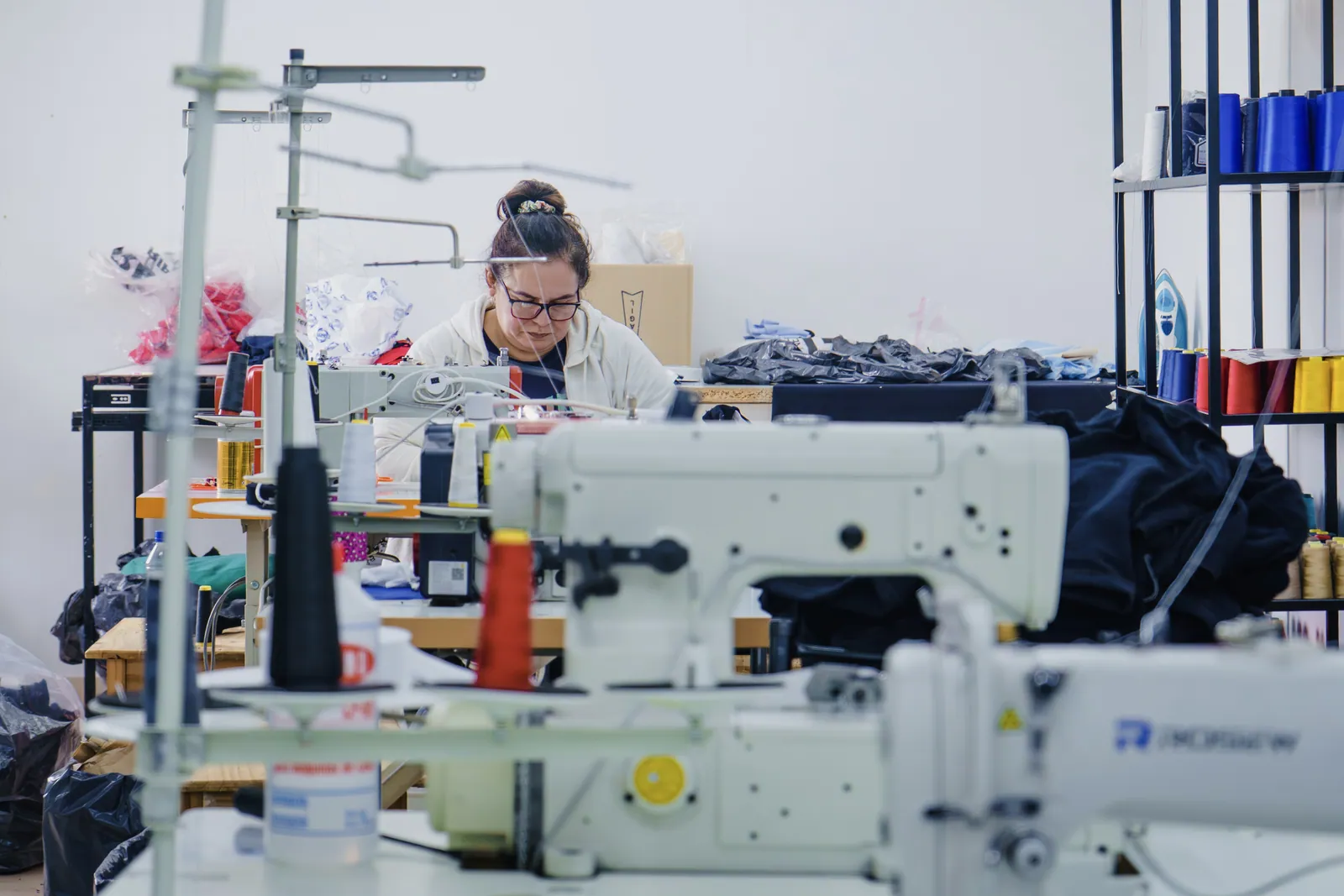 Línea de máquinas de coser en la fábrica de 30 Colores en Villa Martelli